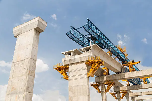 Betonnen brugconstructie tijdens de uitvoering