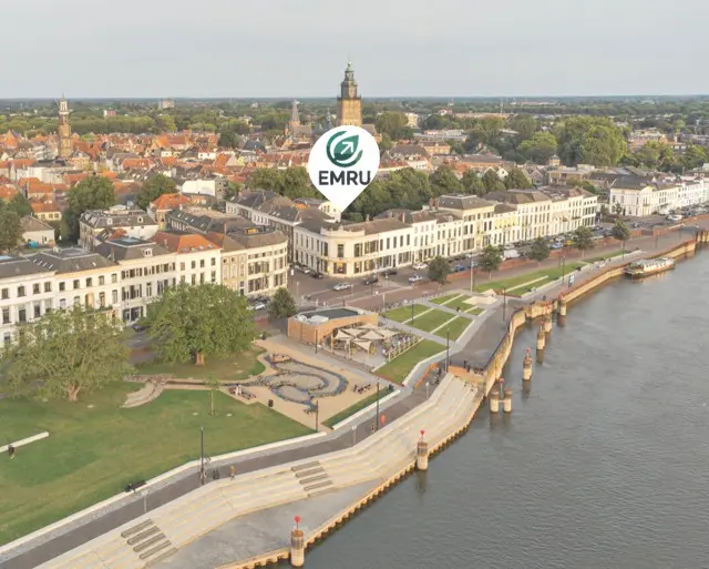 Luchtbeeld van de IJsselkade in Zutphen met de locatie van EMRU