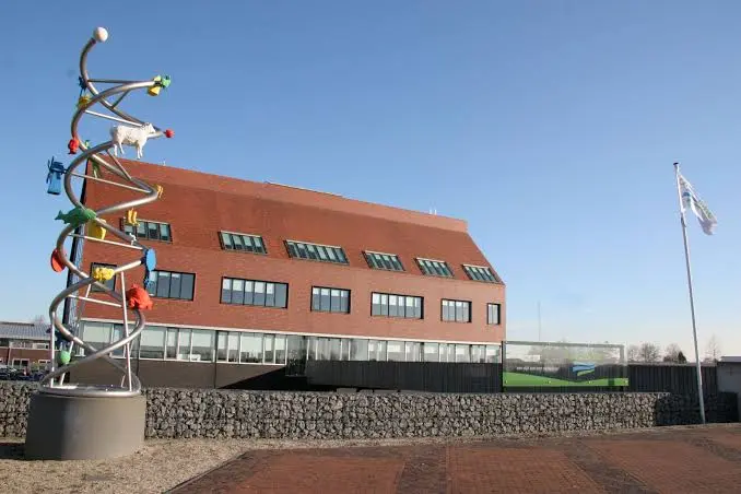 Gemeentehuis van Olst-Wijhe met kunstwerk op het plein